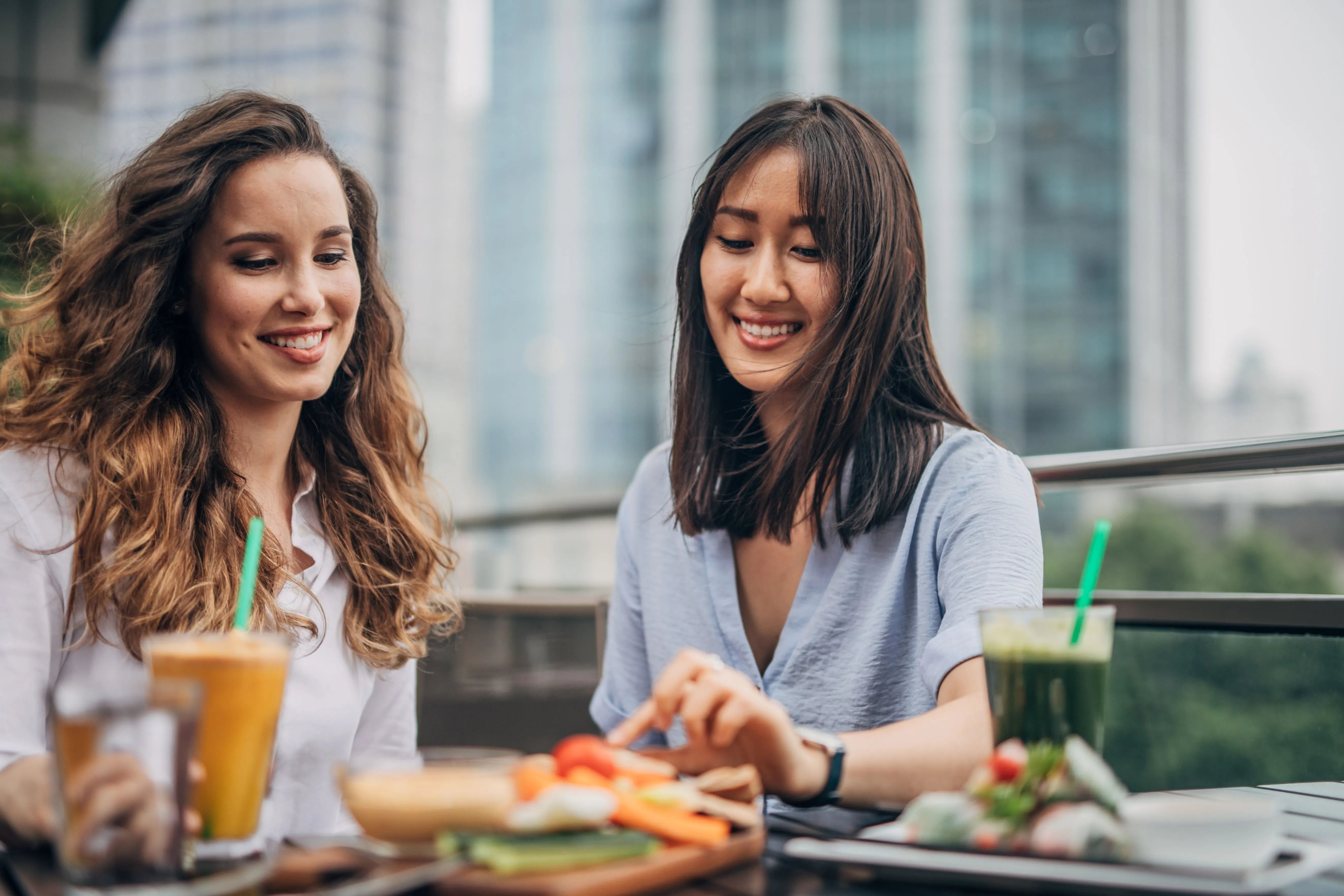 friends eating healthy lunch