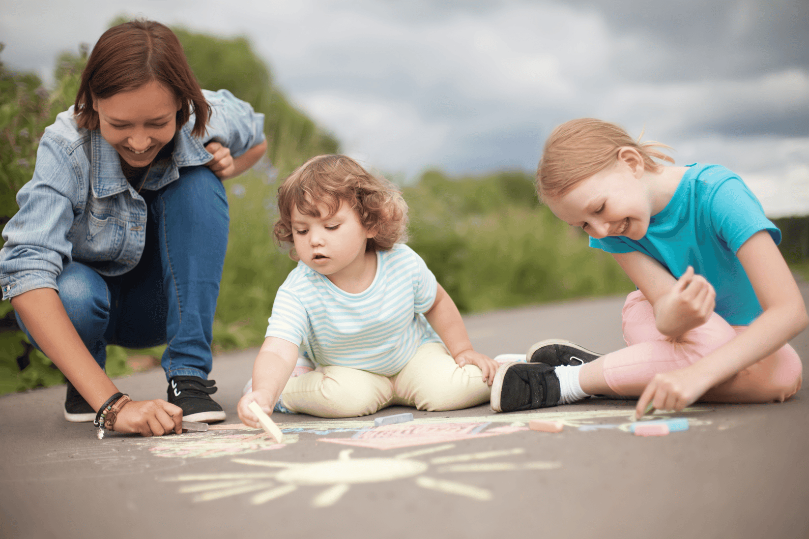 My sister kids. Присмотр за детьми. Картинки присмотр за детьми. Няня фото картинки. Семья рисует фото.